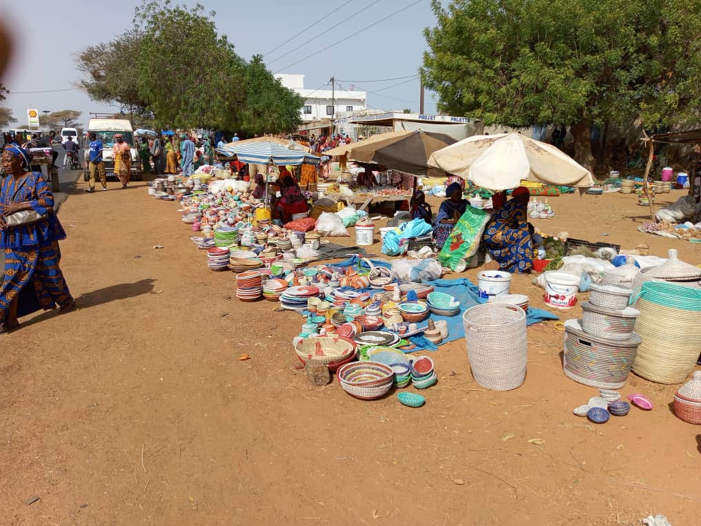 Paniers et objets en vannerie sur un marché artisanal